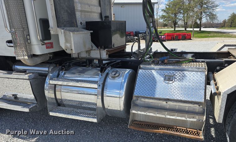 image for item DT6796 2016 Peterbilt 567 semi truck