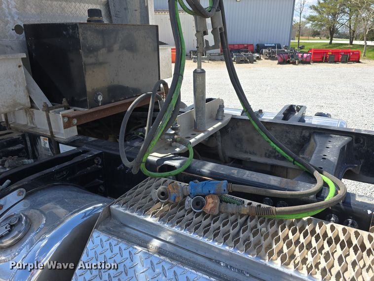 image for item DT6796 2016 Peterbilt 567 semi truck