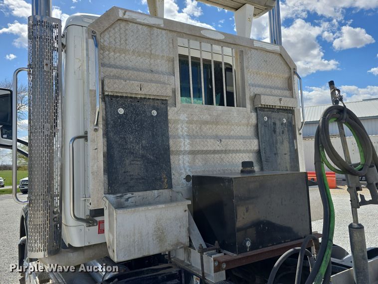 image for item DT6796 2016 Peterbilt 567 semi truck