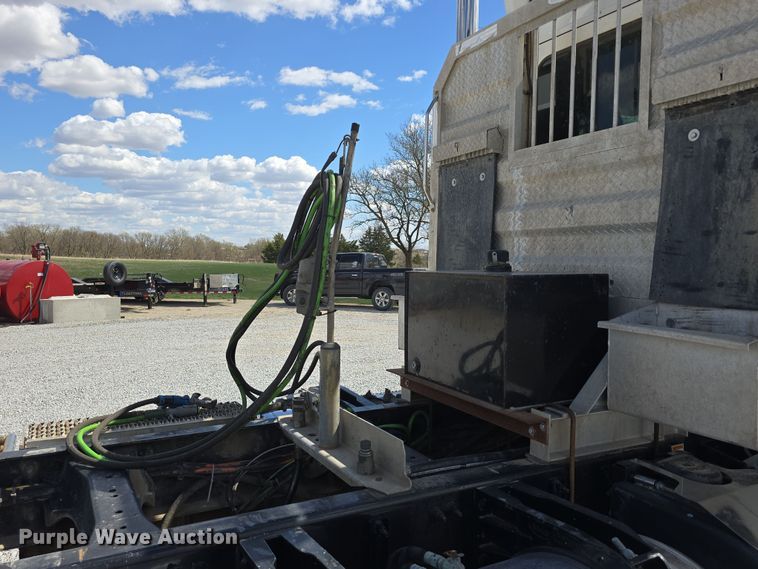 image for item DT6796 2016 Peterbilt 567 semi truck