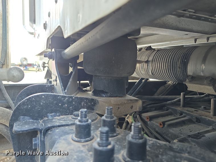 image for item DT6796 2016 Peterbilt 567 semi truck