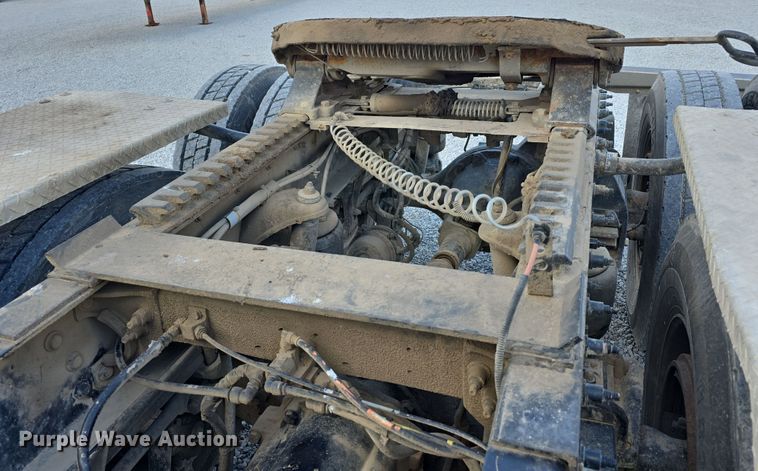 image for item DT6796 2016 Peterbilt 567 semi truck