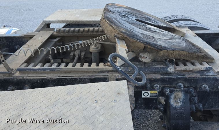 image for item DT6796 2016 Peterbilt 567 semi truck