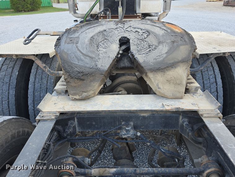 image for item DT6796 2016 Peterbilt 567 semi truck