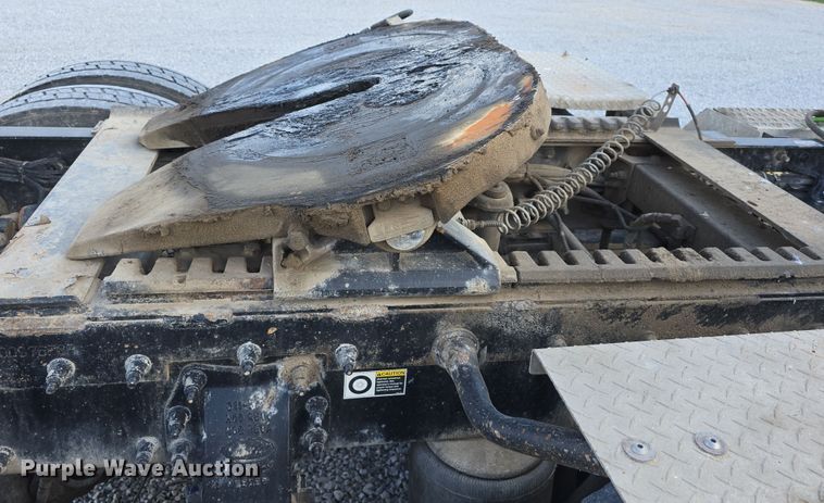 image for item DT6796 2016 Peterbilt 567 semi truck