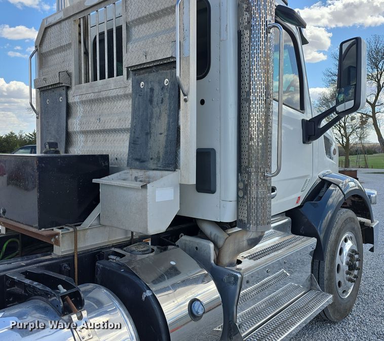 image for item DT6796 2016 Peterbilt 567 semi truck