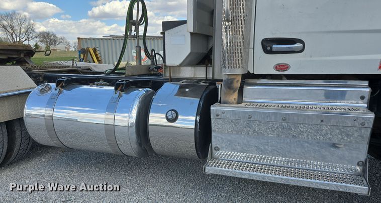 image for item DT6796 2016 Peterbilt 567 semi truck