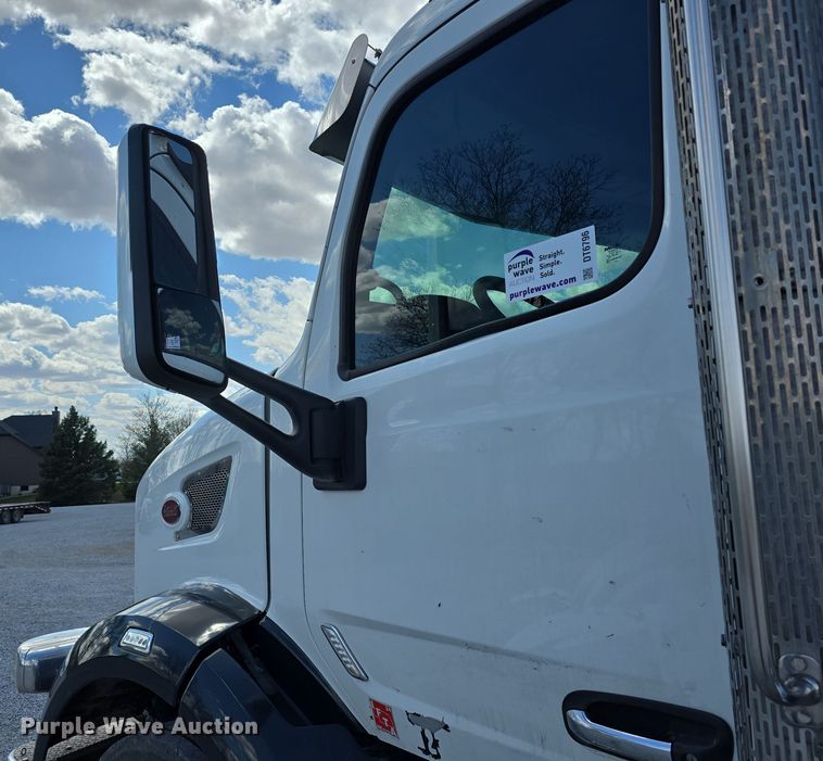 image for item DT6796 2016 Peterbilt 567 semi truck