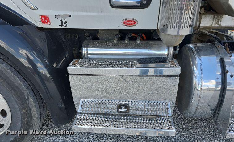 image for item DT6796 2016 Peterbilt 567 semi truck