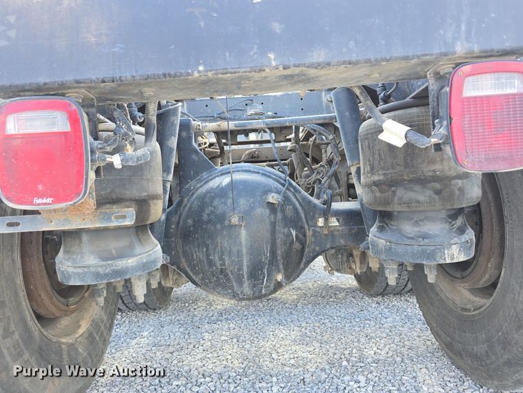 image for item DT6796 2016 Peterbilt 567 semi truck