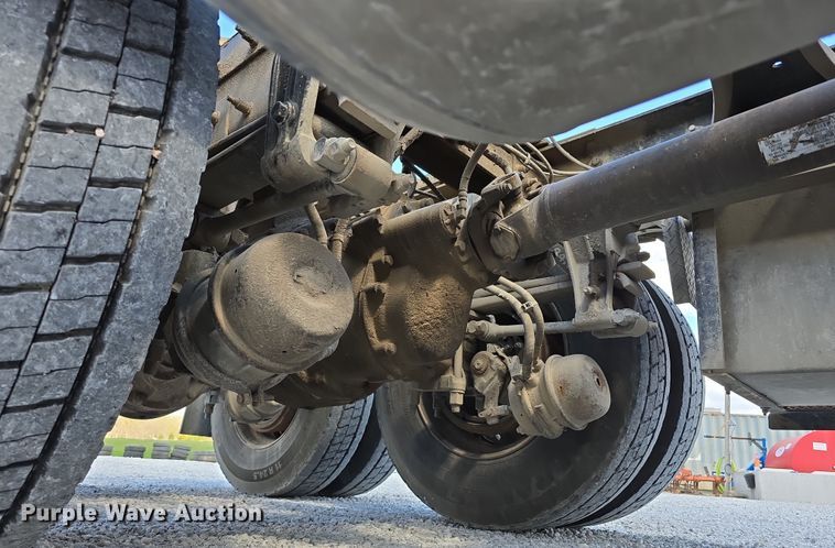 image for item DT6796 2016 Peterbilt 567 semi truck