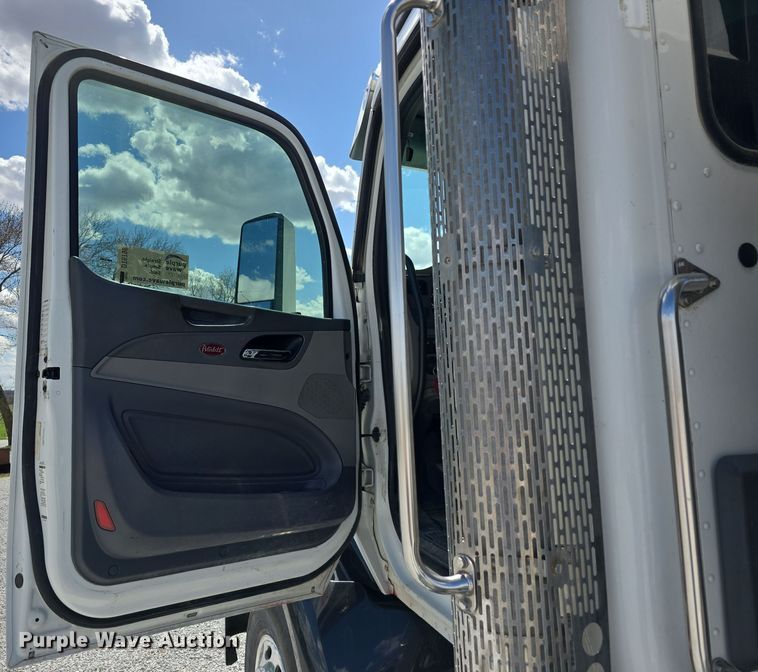 image for item DT6796 2016 Peterbilt 567 semi truck