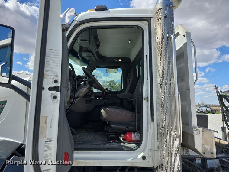 image for item DT6796 2016 Peterbilt 567 semi truck