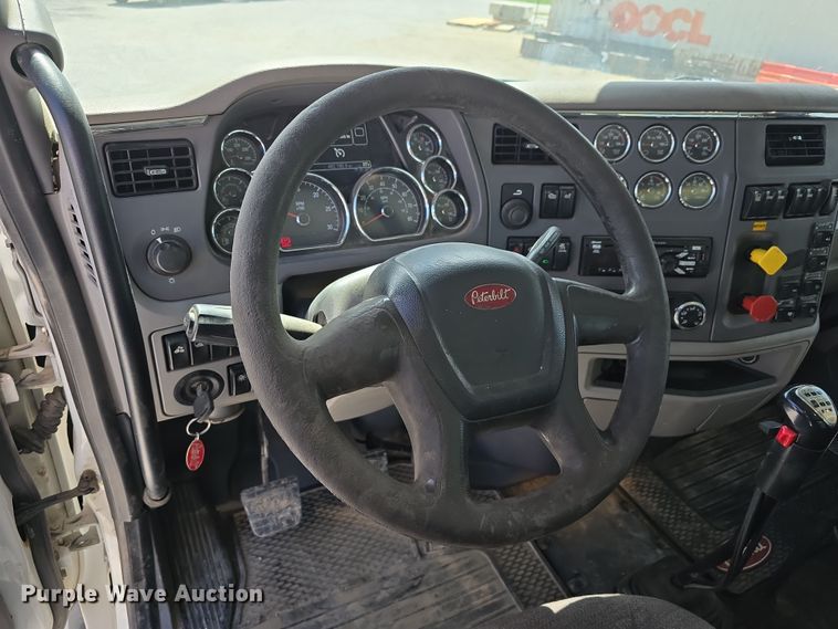 image for item DT6796 2016 Peterbilt 567 semi truck