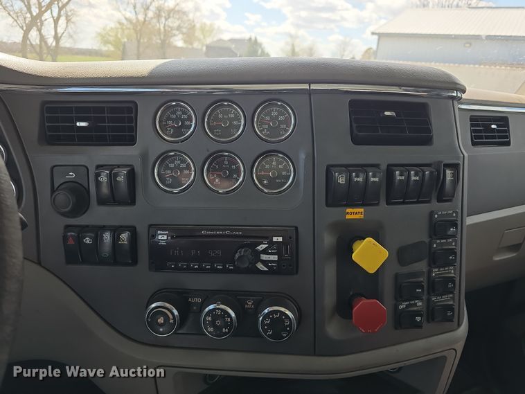 image for item DT6796 2016 Peterbilt 567 semi truck