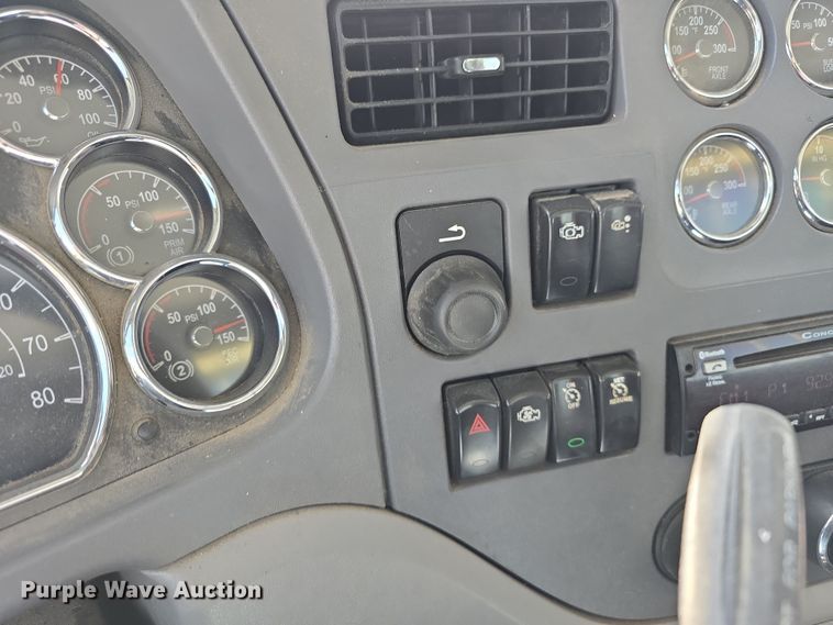 image for item DT6796 2016 Peterbilt 567 semi truck