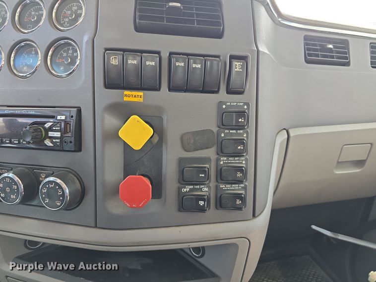 image for item DT6796 2016 Peterbilt 567 semi truck