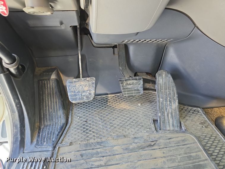 image for item DT6796 2016 Peterbilt 567 semi truck
