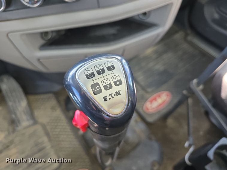 image for item DT6796 2016 Peterbilt 567 semi truck