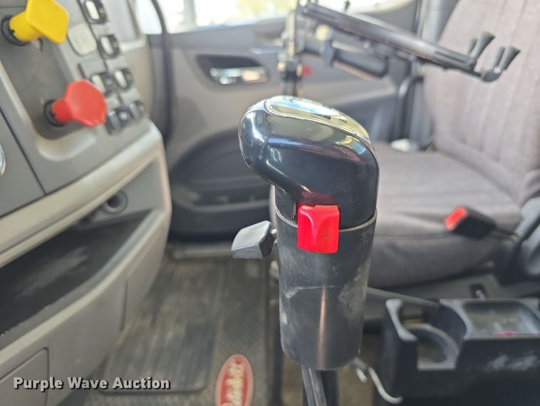 image for item DT6796 2016 Peterbilt 567 semi truck