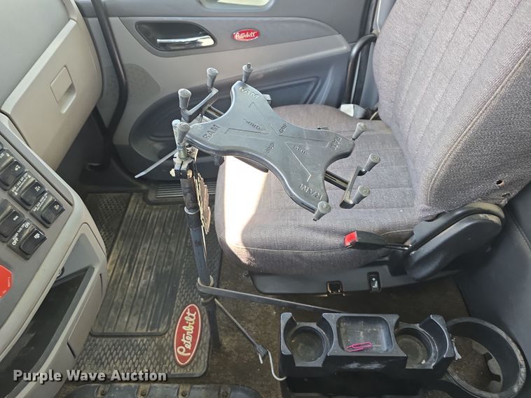 image for item DT6796 2016 Peterbilt 567 semi truck