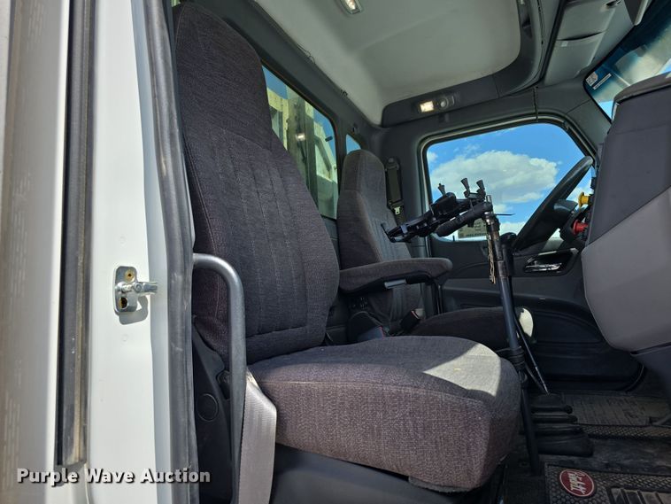 image for item DT6796 2016 Peterbilt 567 semi truck