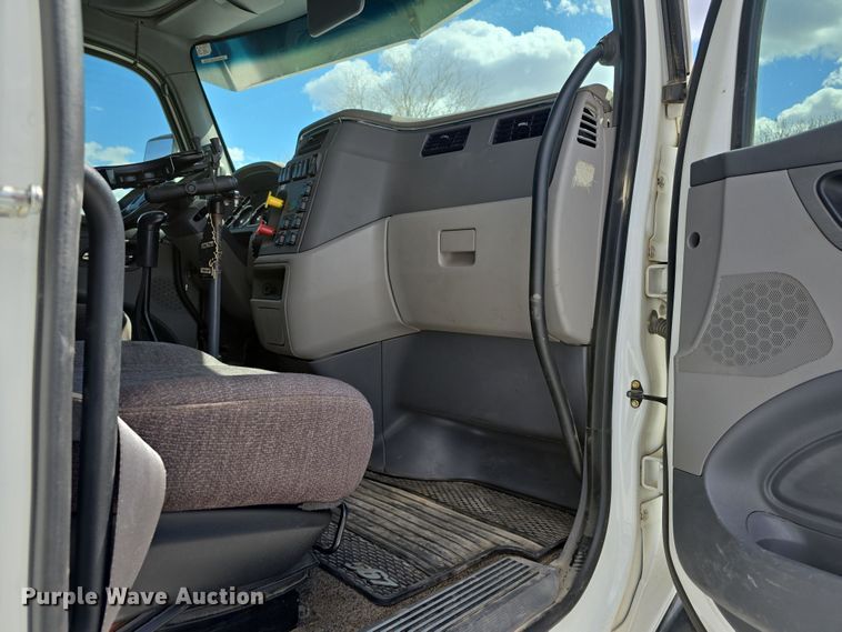 image for item DT6796 2016 Peterbilt 567 semi truck