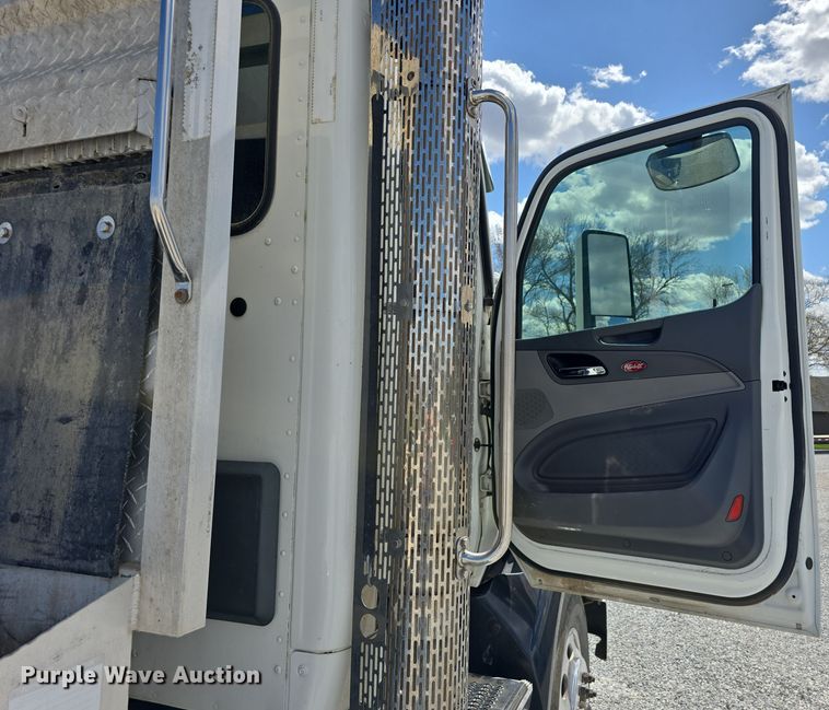 image for item DT6796 2016 Peterbilt 567 semi truck