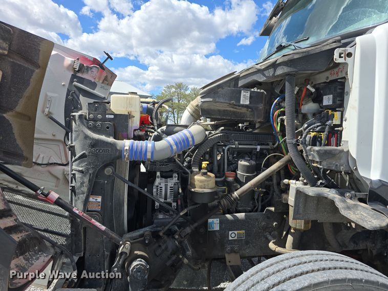 image for item DT6796 2016 Peterbilt 567 semi truck