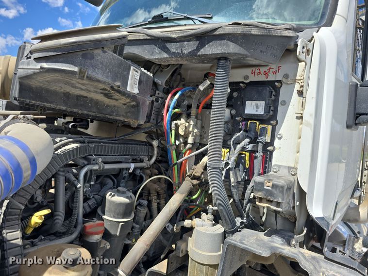 image for item DT6796 2016 Peterbilt 567 semi truck