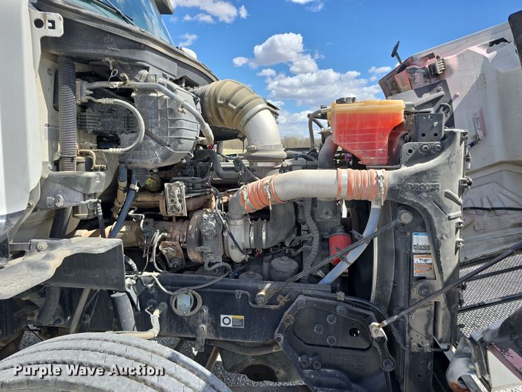 image for item DT6796 2016 Peterbilt 567 semi truck