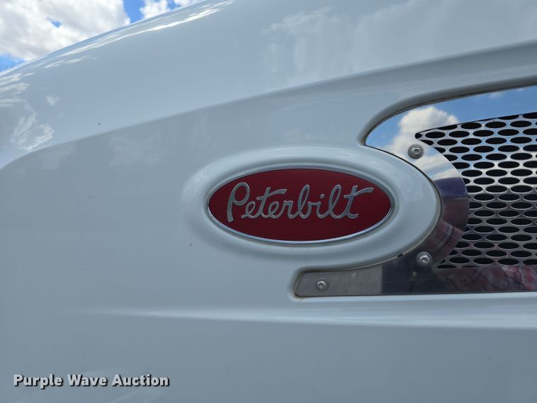 image for item DT6796 2016 Peterbilt 567 semi truck