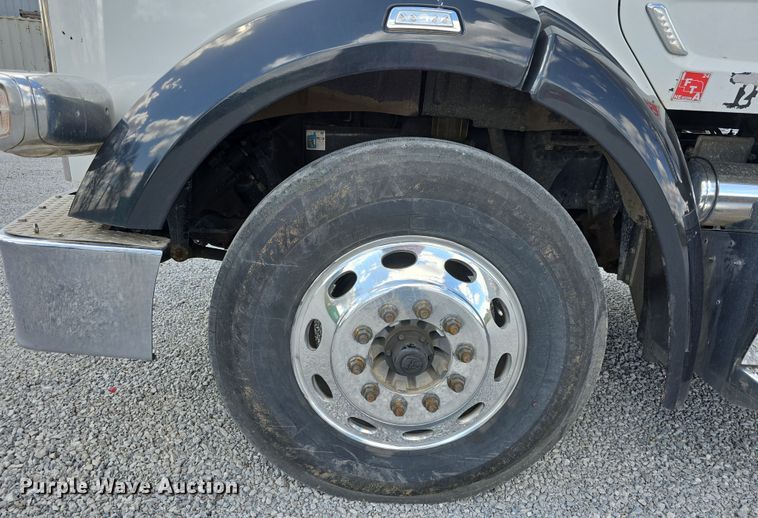 image for item DT6796 2016 Peterbilt 567 semi truck