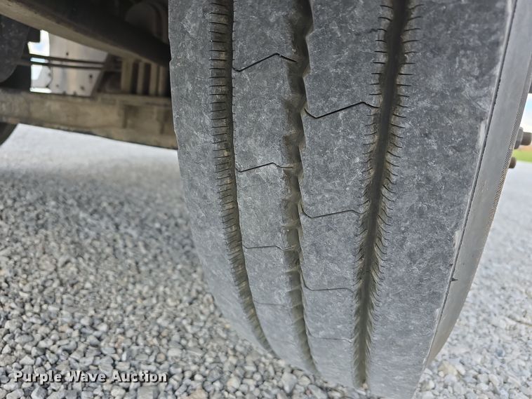 image for item DT6796 2016 Peterbilt 567 semi truck