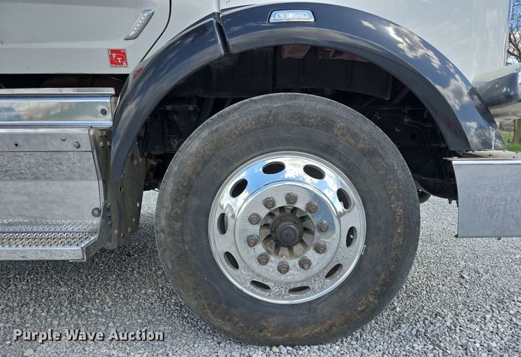 image for item DT6796 2016 Peterbilt 567 semi truck