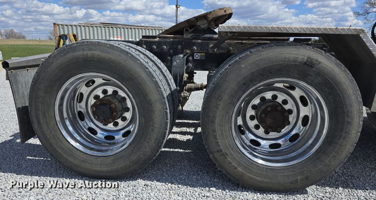 image for item DT6796 2016 Peterbilt 567 semi truck