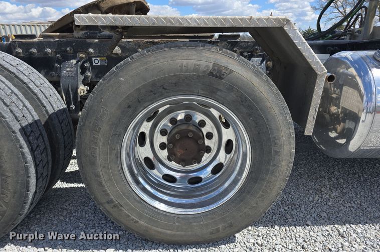 image for item DT6796 2016 Peterbilt 567 semi truck