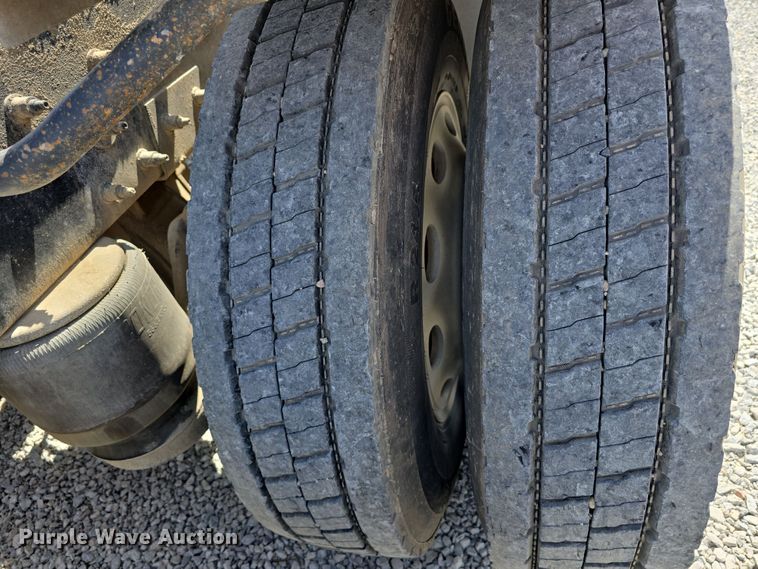 image for item DT6796 2016 Peterbilt 567 semi truck