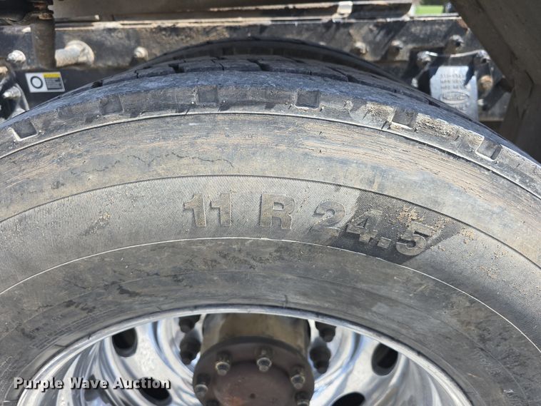 image for item DT6796 2016 Peterbilt 567 semi truck