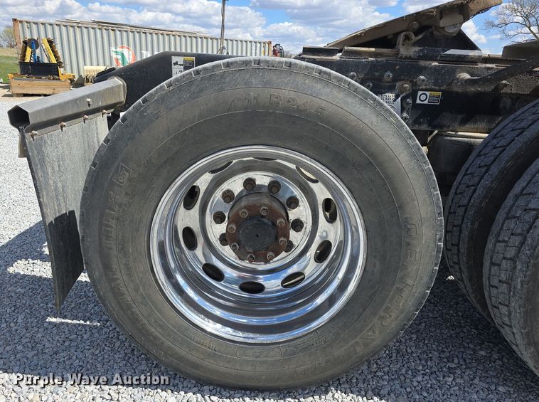 image for item DT6796 2016 Peterbilt 567 semi truck