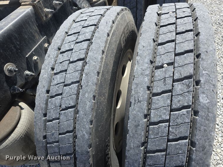 image for item DT6796 2016 Peterbilt 567 semi truck