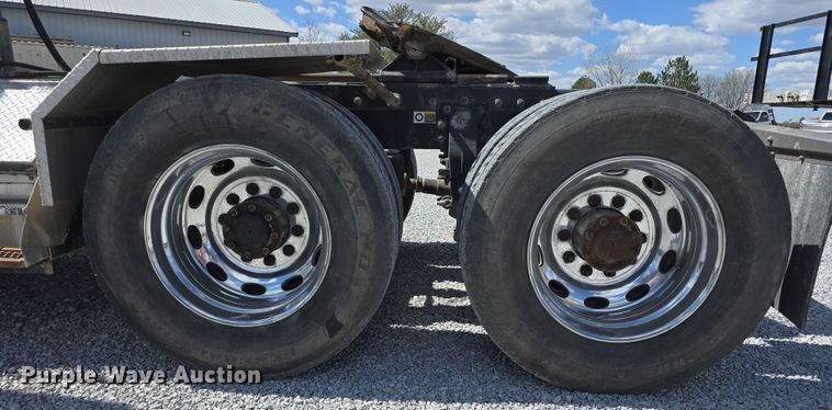 image for item DT6796 2016 Peterbilt 567 semi truck