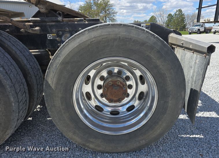 image for item DT6796 2016 Peterbilt 567 semi truck