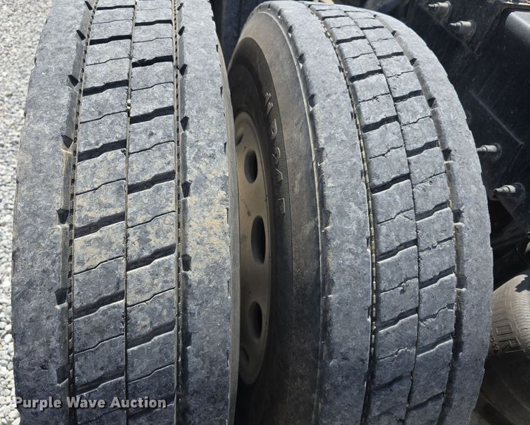 image for item DT6796 2016 Peterbilt 567 semi truck