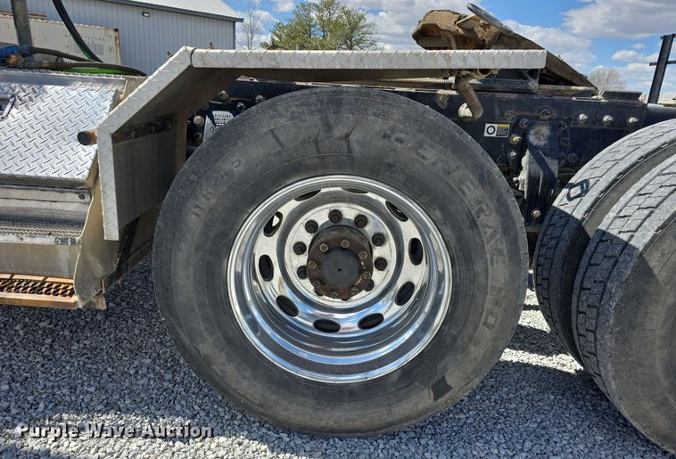 image for item DT6796 2016 Peterbilt 567 semi truck