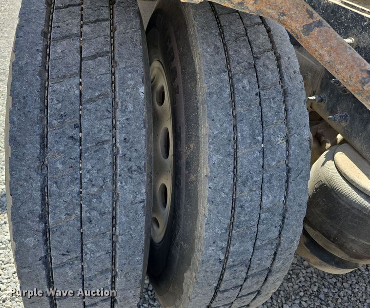 image for item DT6796 2016 Peterbilt 567 semi truck