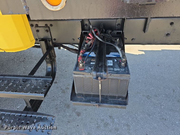 image for item DT6798 2005 Freightliner FL70 Crew Cab flatbed truck