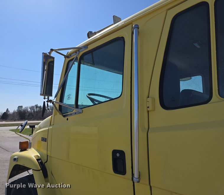 image for item DT6798 2005 Freightliner FL70 Crew Cab flatbed truck