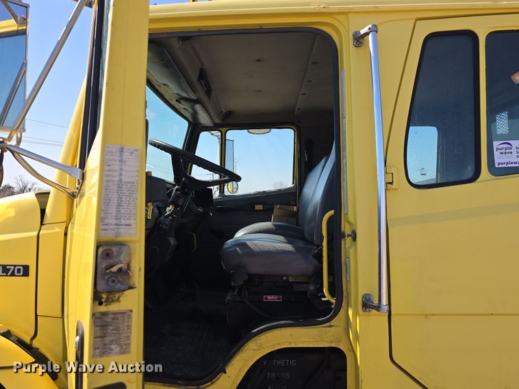 image for item DT6798 2005 Freightliner FL70 Crew Cab flatbed truck