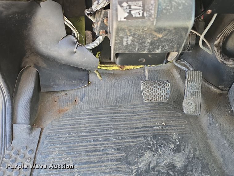 image for item DT6798 2005 Freightliner FL70 Crew Cab flatbed truck